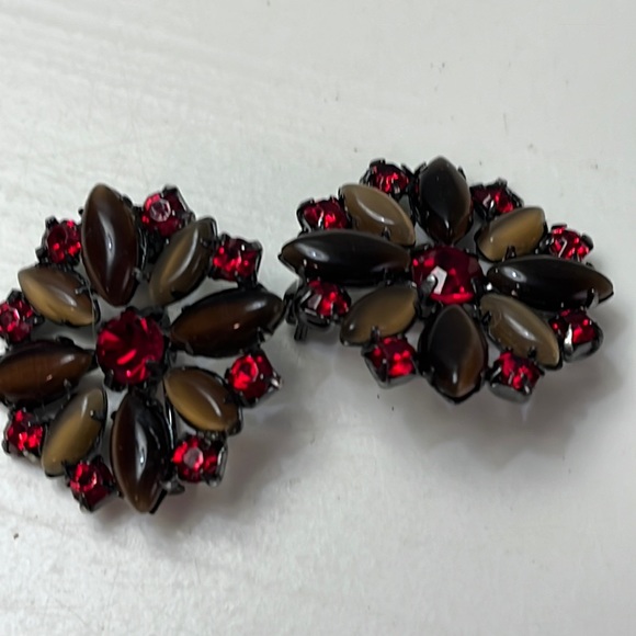 None Jewelry - P12. Set of two flower pins.